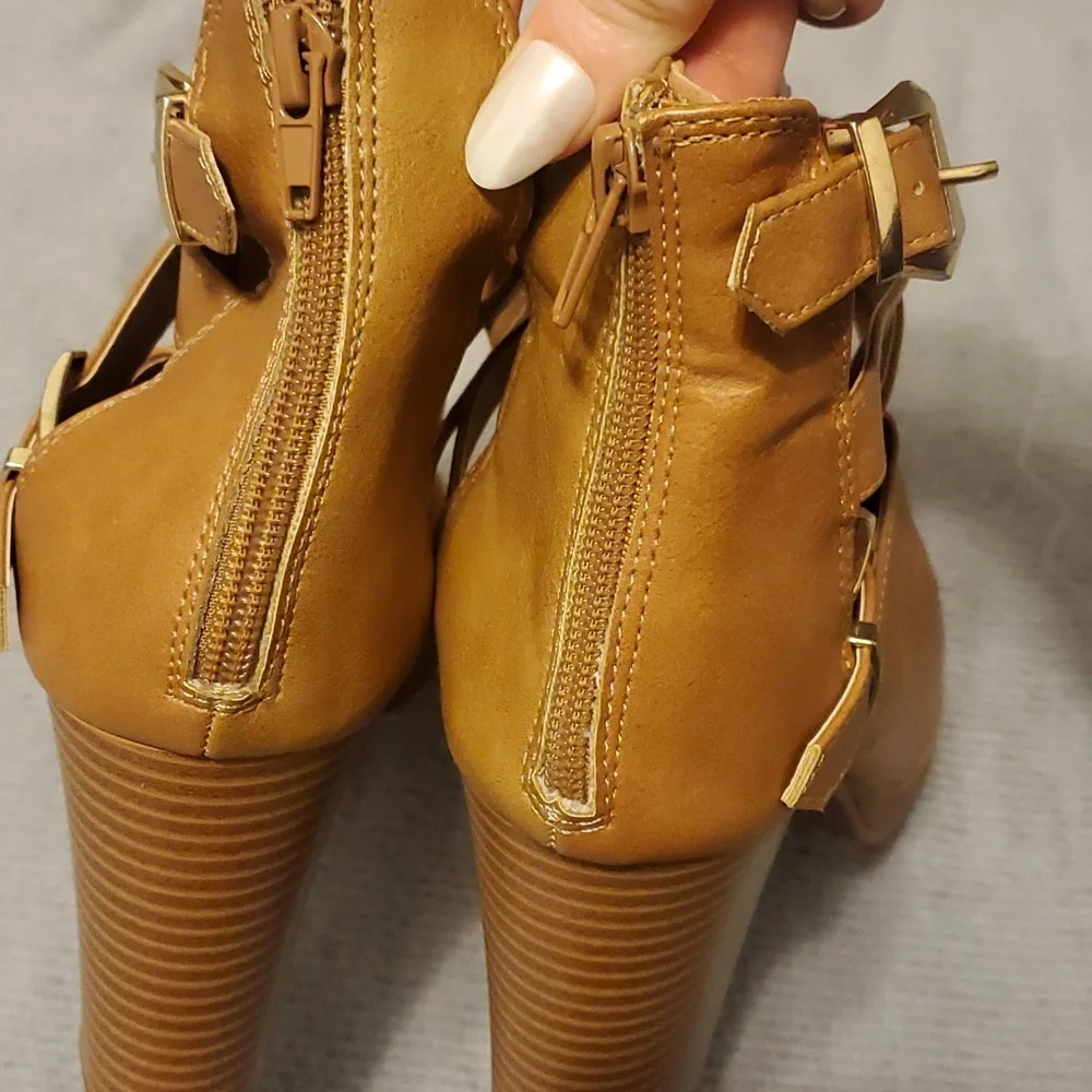 Charlotte Russe Chunky Heels Tan - Picture 2 of 5